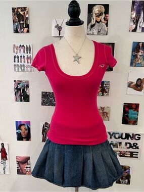 Hollister Women’s Scoop Neck Short Sleeve Tee in Hot Pink